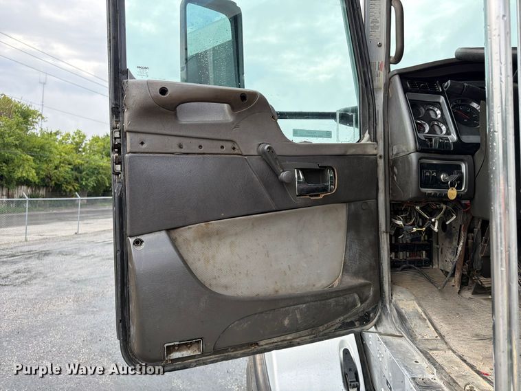 image for item FU4540 2010 Kenworth T800 truck cab and chassis