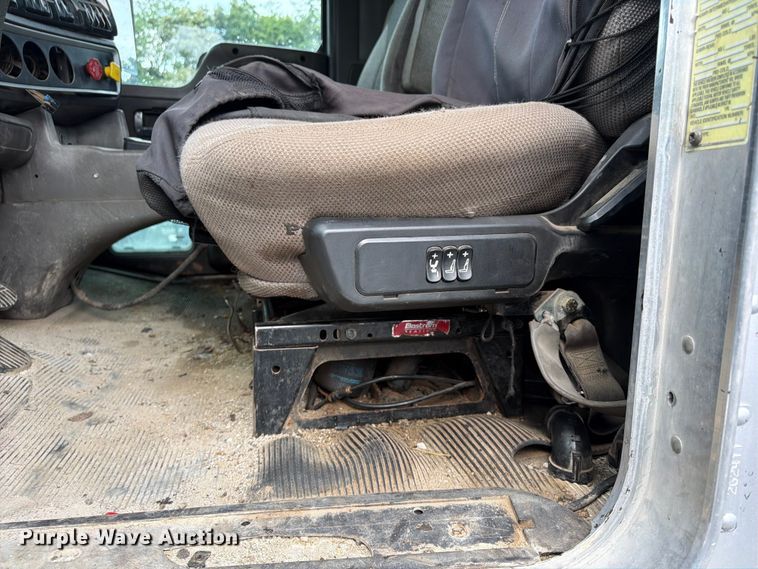 image for item FU4540 2010 Kenworth T800 truck cab and chassis