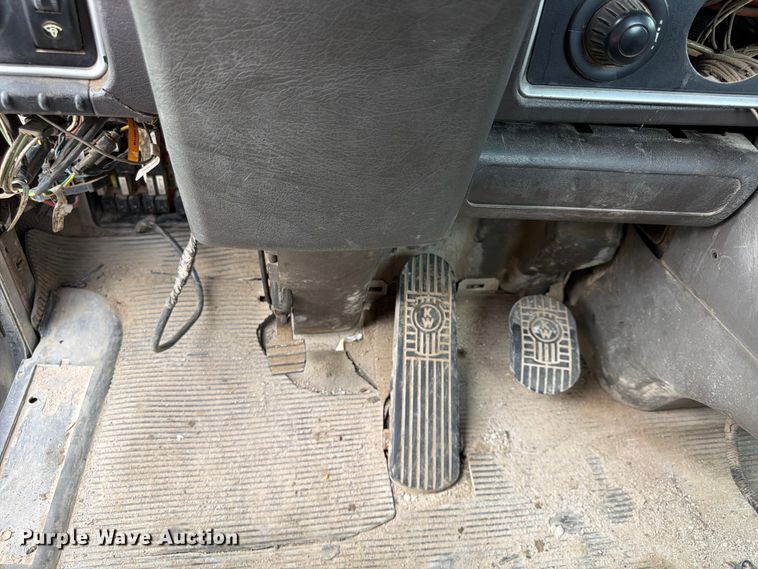 image for item FU4540 2010 Kenworth T800 truck cab and chassis