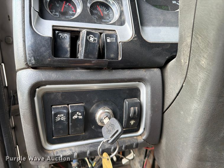 image for item FU4540 2010 Kenworth T800 truck cab and chassis