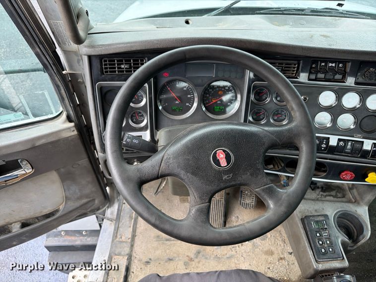 image for item FU4540 2010 Kenworth T800 truck cab and chassis