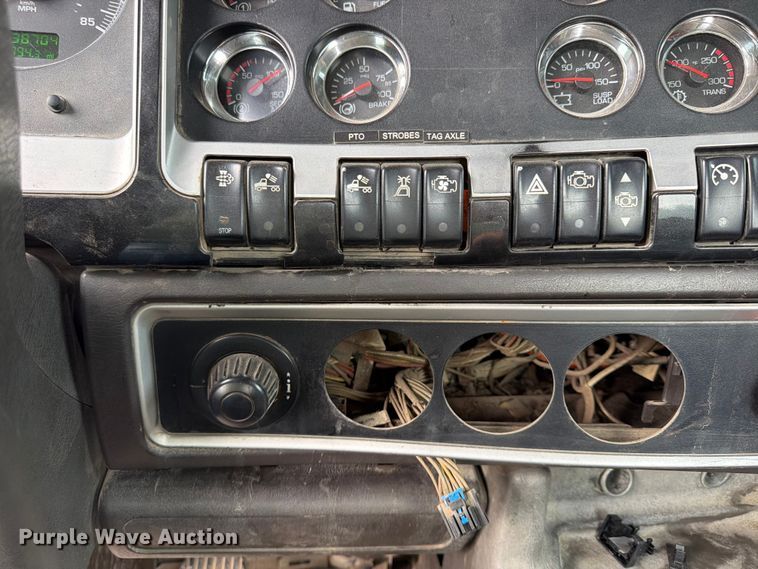 image for item FU4540 2010 Kenworth T800 truck cab and chassis