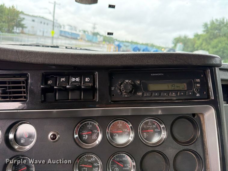 image for item FU4540 2010 Kenworth T800 truck cab and chassis