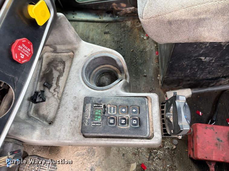 image for item FU4540 2010 Kenworth T800 truck cab and chassis