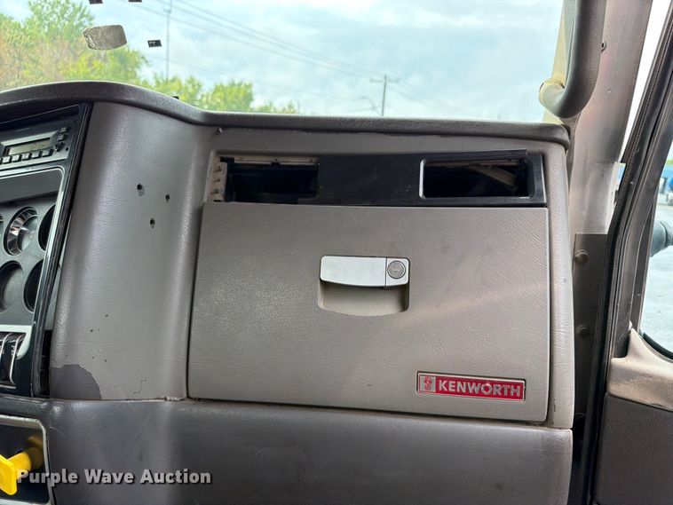 image for item FU4540 2010 Kenworth T800 truck cab and chassis