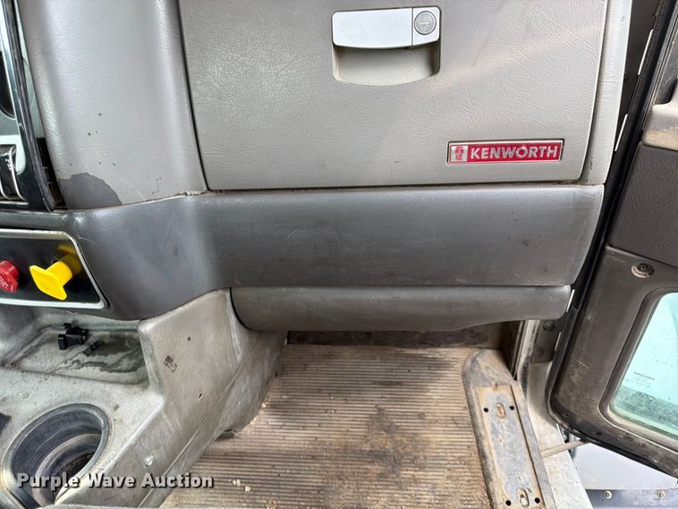 image for item FU4540 2010 Kenworth T800 truck cab and chassis