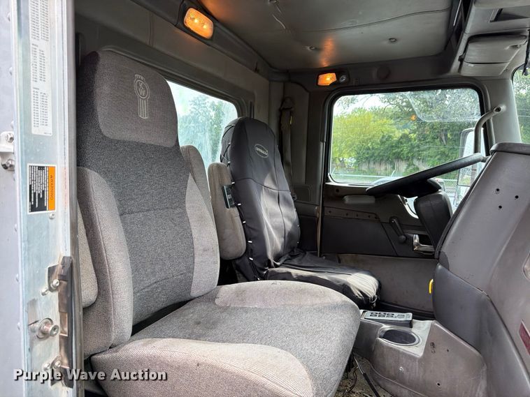 image for item FU4540 2010 Kenworth T800 truck cab and chassis