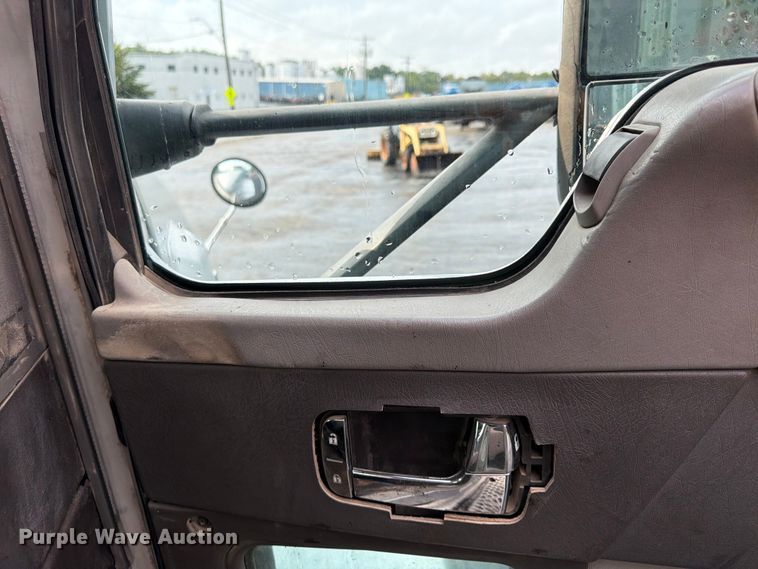 image for item FU4540 2010 Kenworth T800 truck cab and chassis