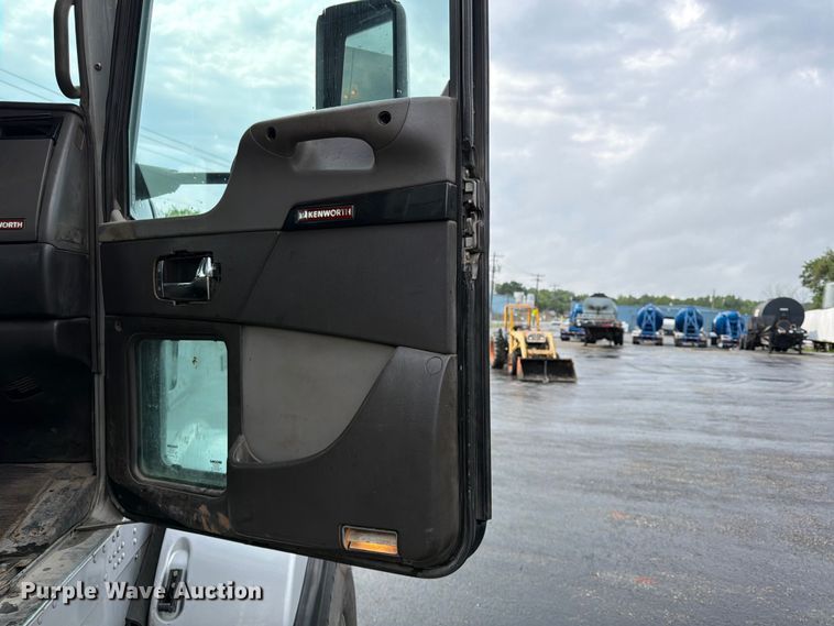 image for item FU4540 2010 Kenworth T800 truck cab and chassis