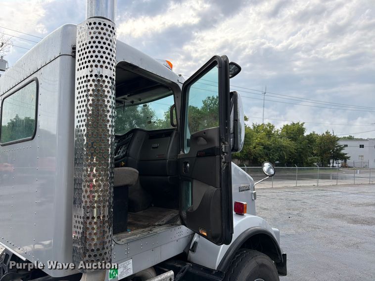 image for item FU4540 2010 Kenworth T800 truck cab and chassis