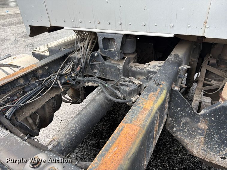 image for item FU4540 2010 Kenworth T800 truck cab and chassis