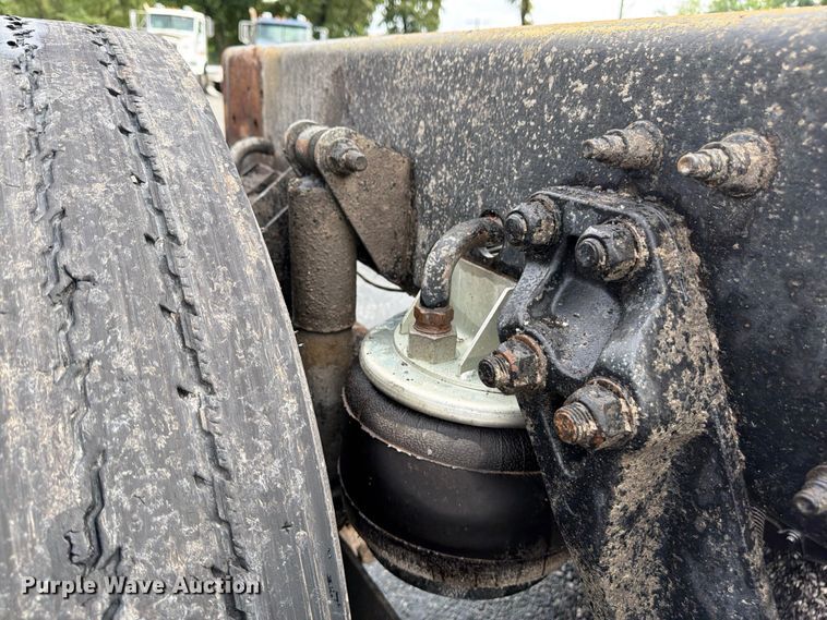 image for item FU4540 2010 Kenworth T800 truck cab and chassis