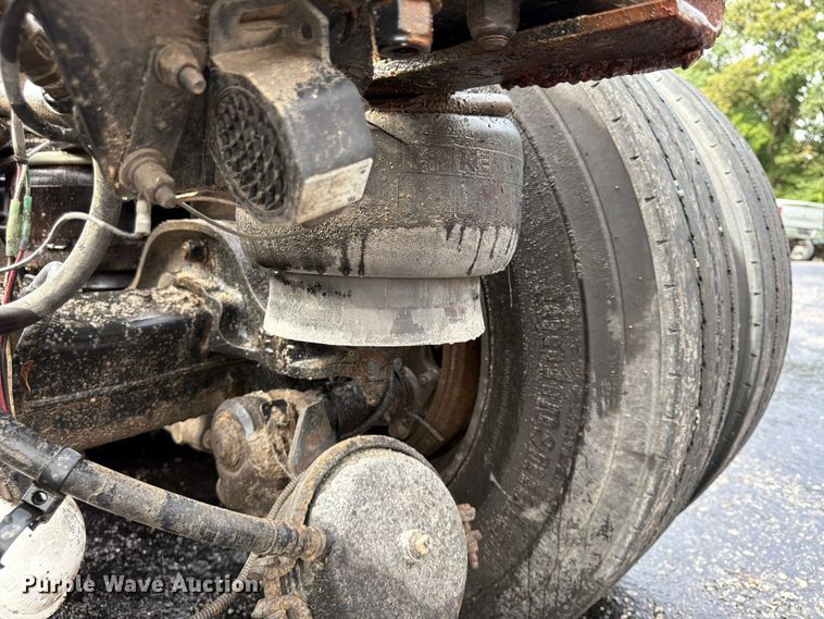 image for item FU4540 2010 Kenworth T800 truck cab and chassis