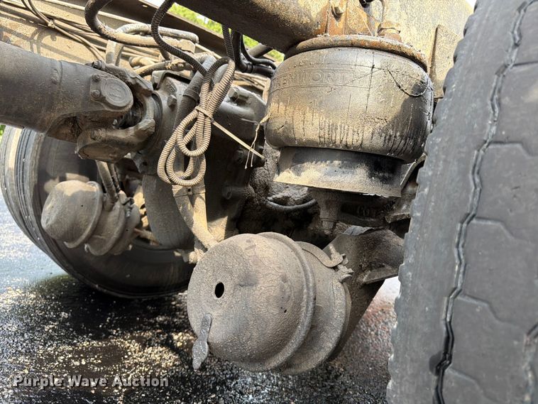 image for item FU4540 2010 Kenworth T800 truck cab and chassis