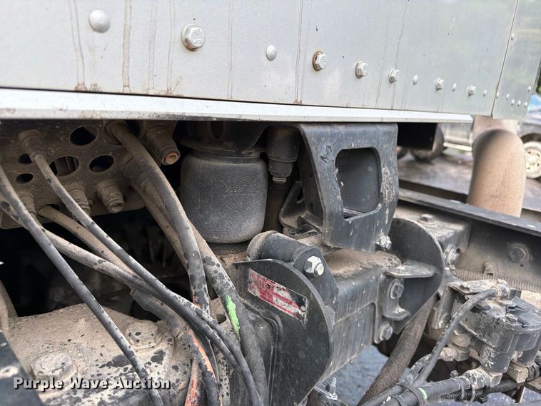image for item FU4540 2010 Kenworth T800 truck cab and chassis