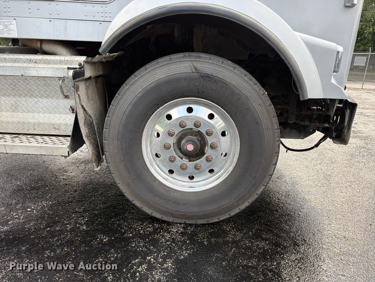 image for item FU4540 2010 Kenworth T800 truck cab and chassis