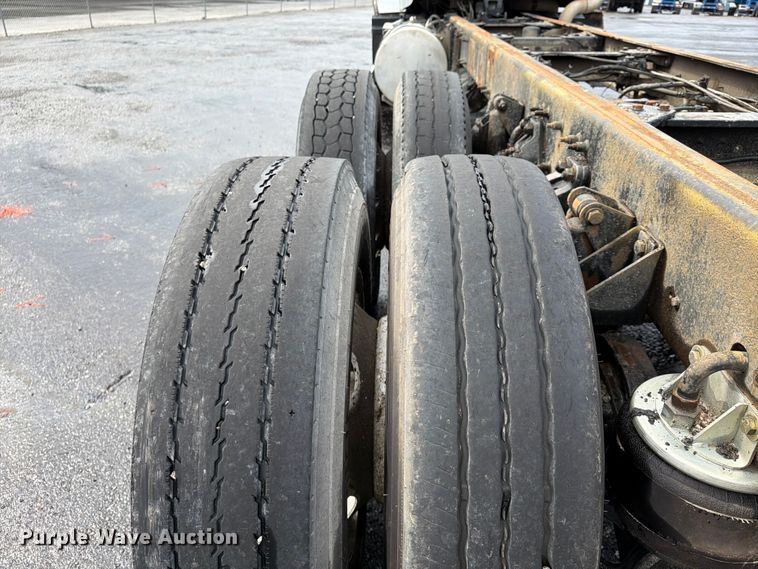 image for item FU4540 2010 Kenworth T800 truck cab and chassis