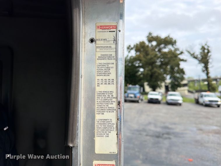 image for item FU4540 2010 Kenworth T800 truck cab and chassis