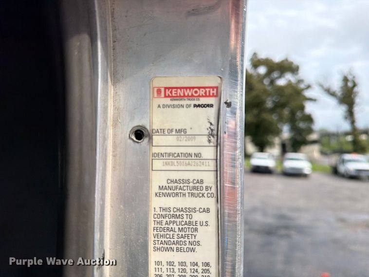 image for item FU4540 2010 Kenworth T800 truck cab and chassis