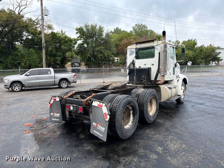 image for item FU4541 2000 International 9100i semi truck