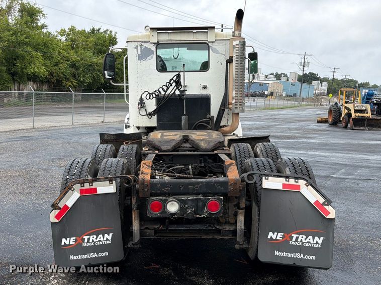 image for item FU4541 2000 International 9100i semi truck