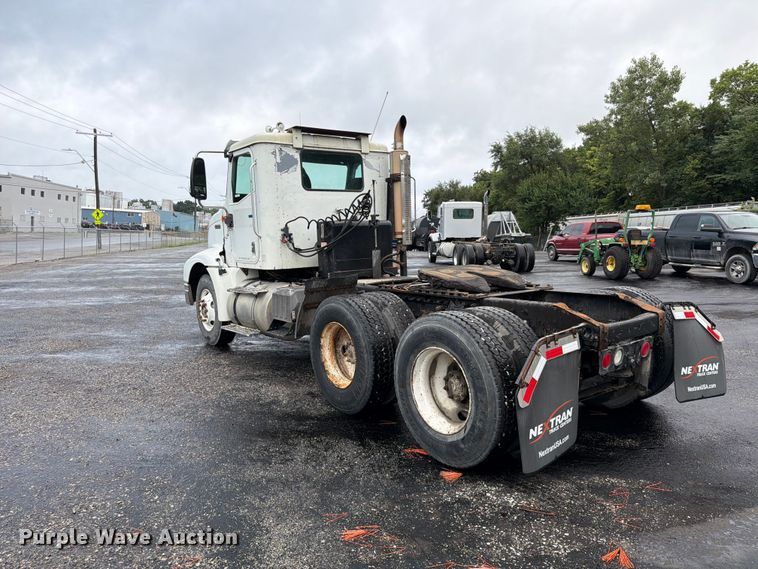 image for item FU4541 2000 International 9100i semi truck
