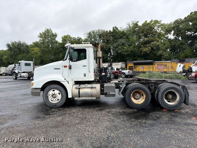 image for item FU4541 2000 International 9100i semi truck