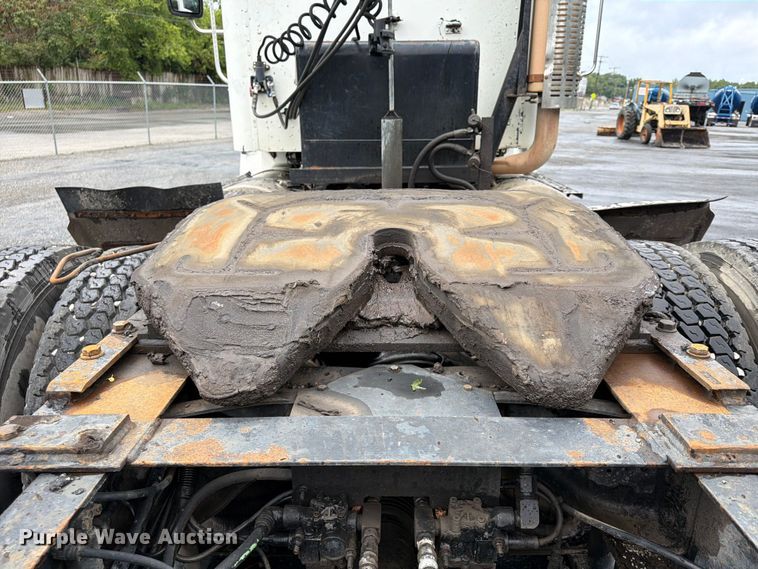 image for item FU4541 2000 International 9100i semi truck