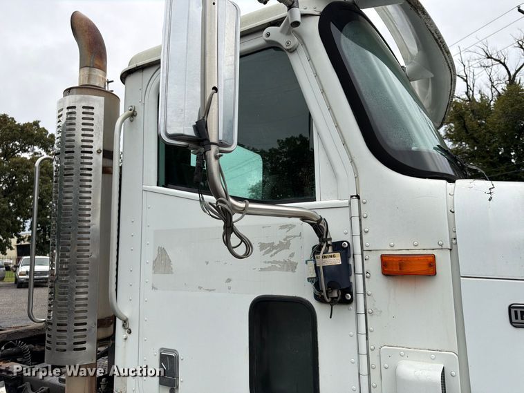 image for item FU4541 2000 International 9100i semi truck