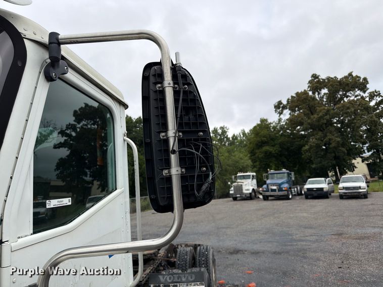 image for item FU4541 2000 International 9100i semi truck