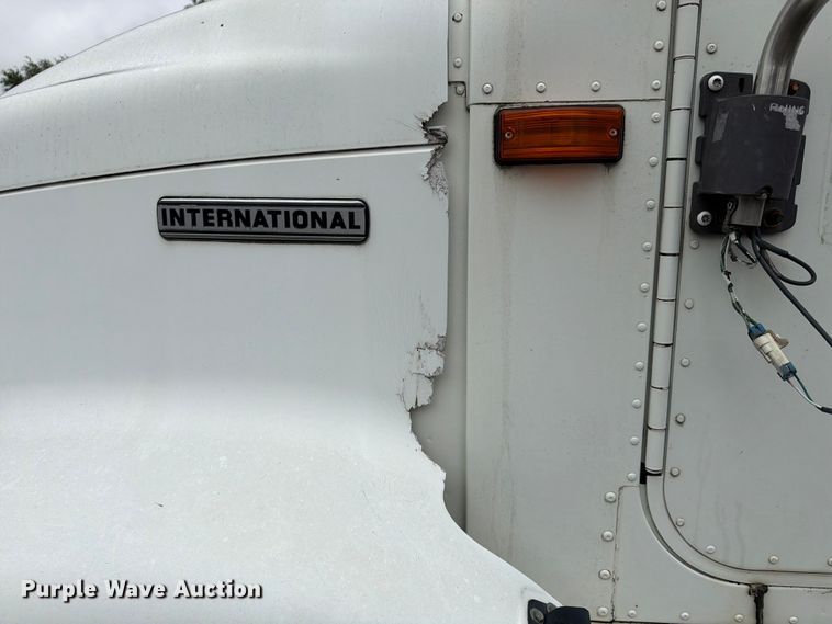 image for item FU4541 2000 International 9100i semi truck