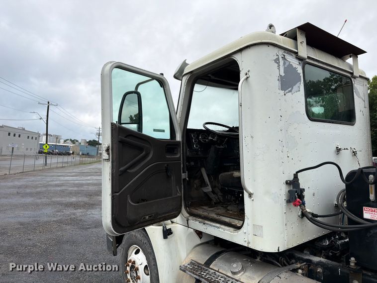 image for item FU4541 2000 International 9100i semi truck