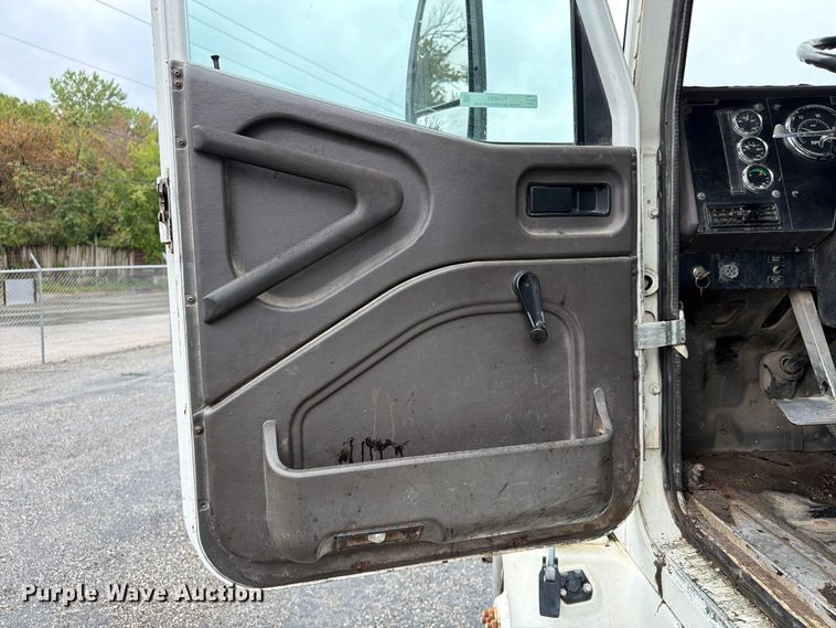 image for item FU4541 2000 International 9100i semi truck