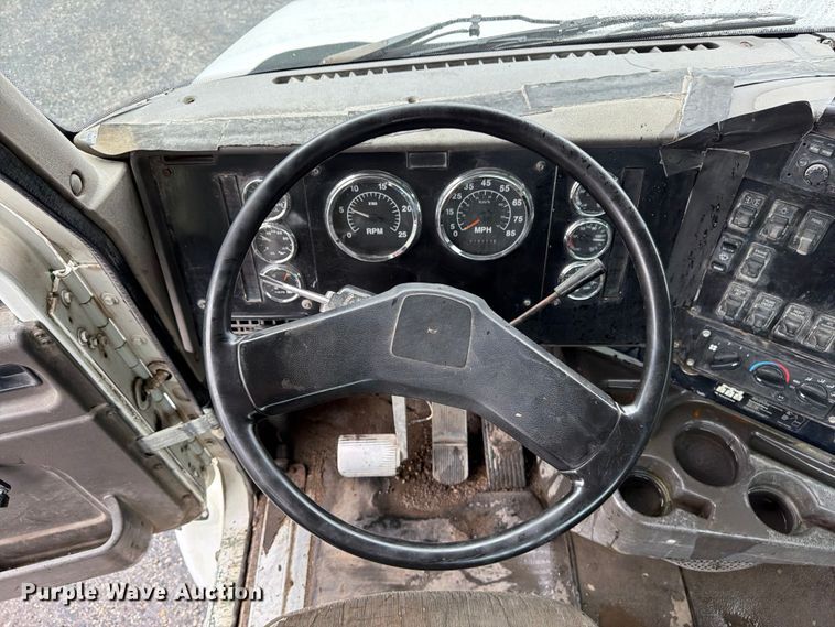 image for item FU4541 2000 International 9100i semi truck