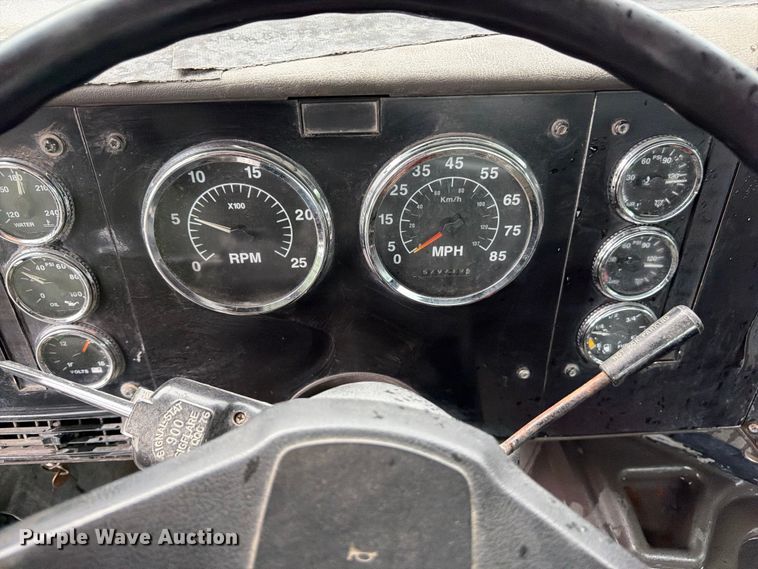 image for item FU4541 2000 International 9100i semi truck