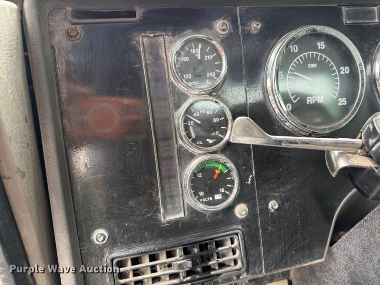 image for item FU4541 2000 International 9100i semi truck