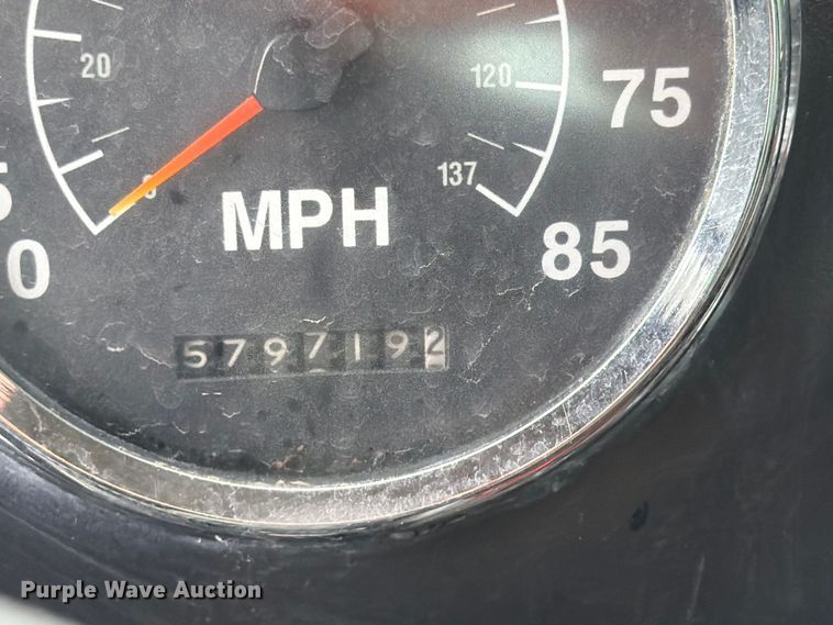 image for item FU4541 2000 International 9100i semi truck