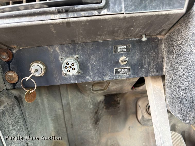 image for item FU4541 2000 International 9100i semi truck