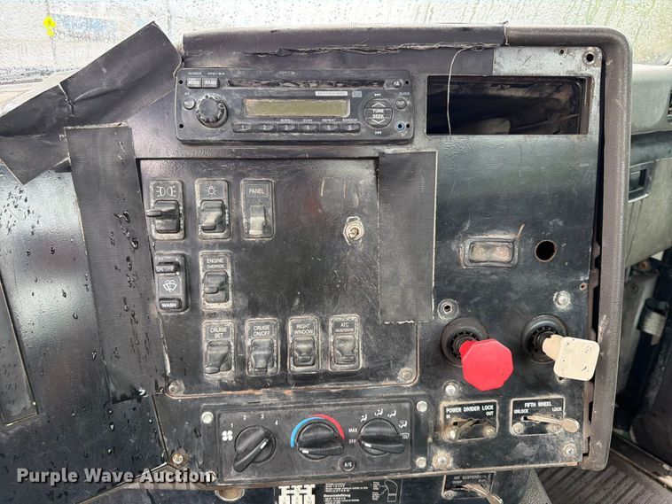 image for item FU4541 2000 International 9100i semi truck