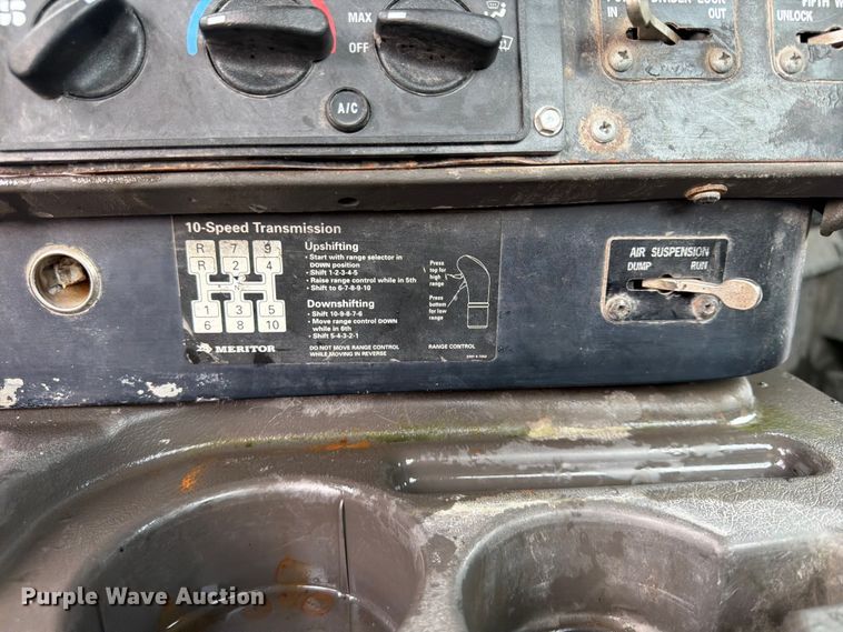 image for item FU4541 2000 International 9100i semi truck