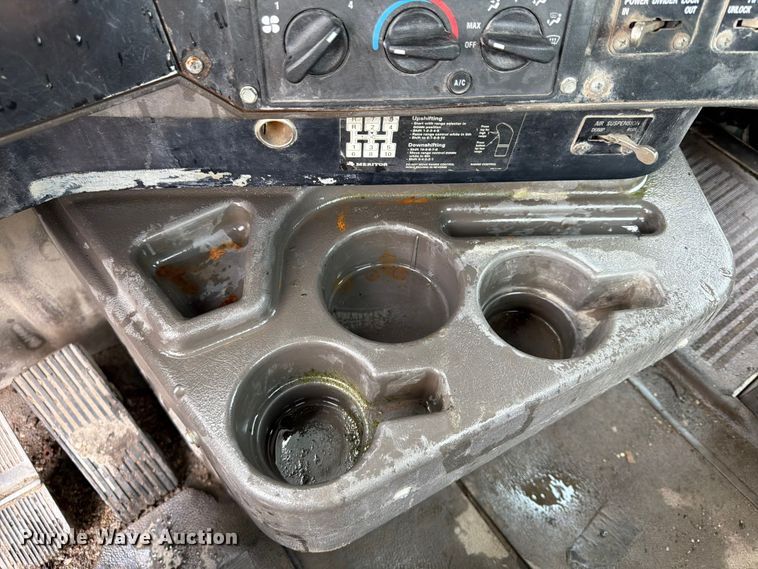 image for item FU4541 2000 International 9100i semi truck