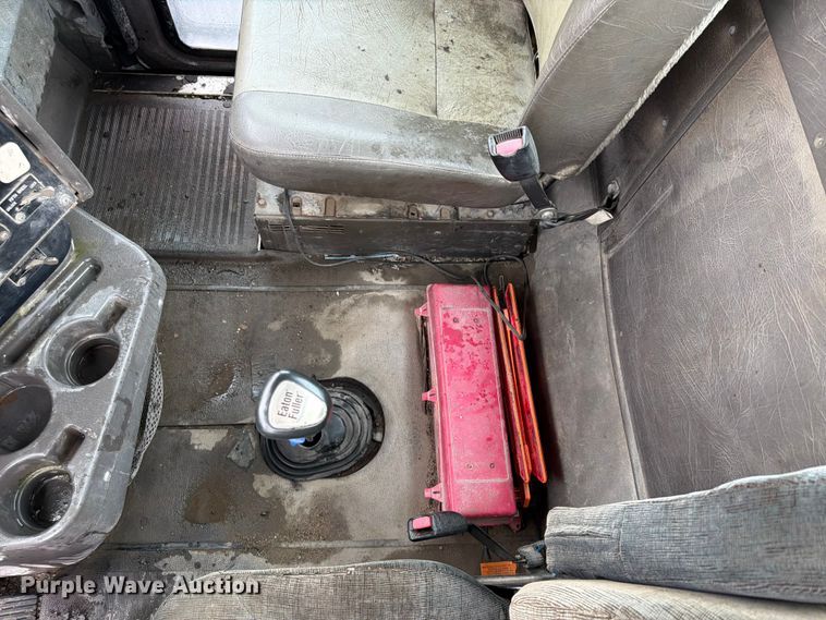 image for item FU4541 2000 International 9100i semi truck