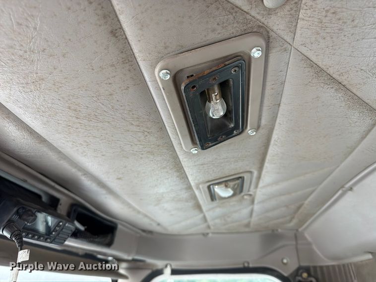 image for item FU4541 2000 International 9100i semi truck