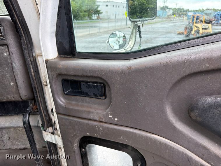 image for item FU4541 2000 International 9100i semi truck