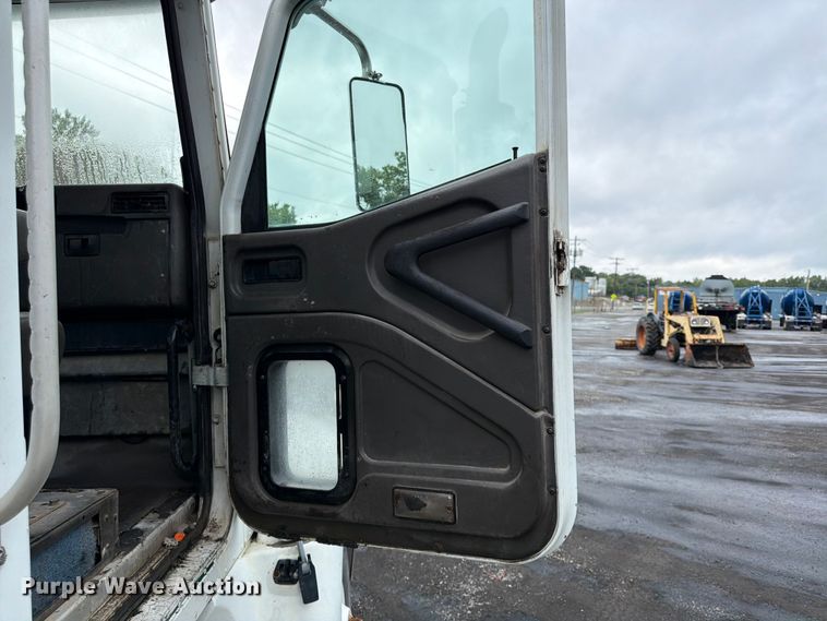 image for item FU4541 2000 International 9100i semi truck