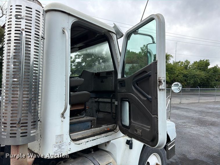 image for item FU4541 2000 International 9100i semi truck
