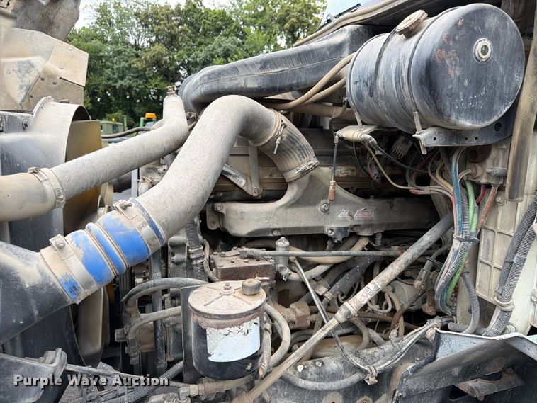 image for item FU4541 2000 International 9100i semi truck