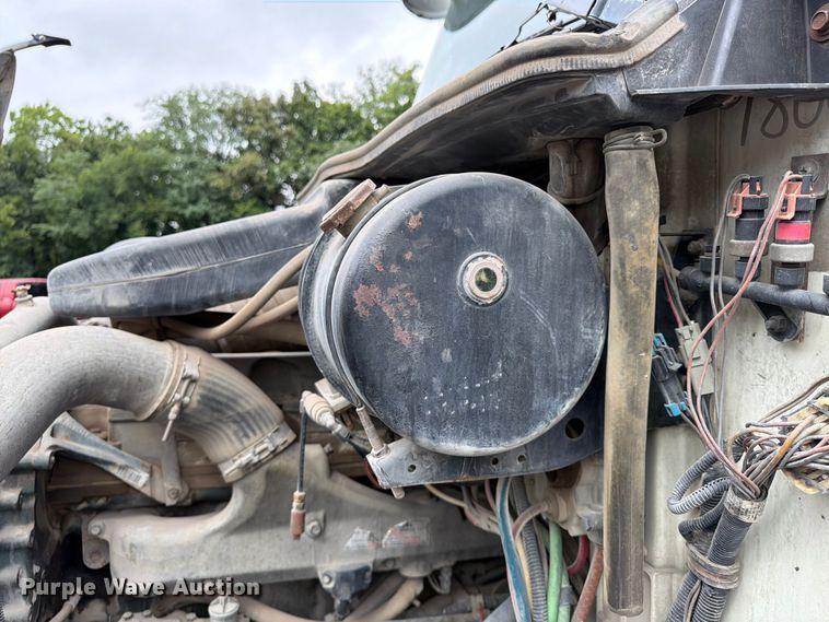 image for item FU4541 2000 International 9100i semi truck