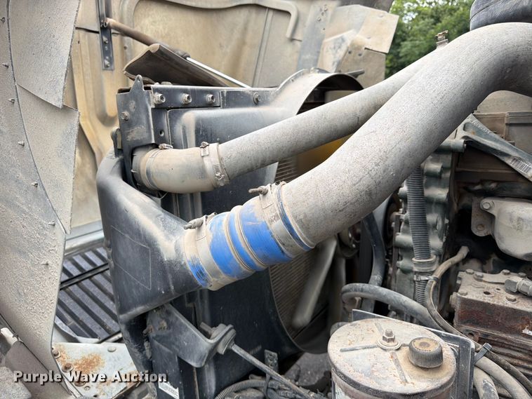 image for item FU4541 2000 International 9100i semi truck