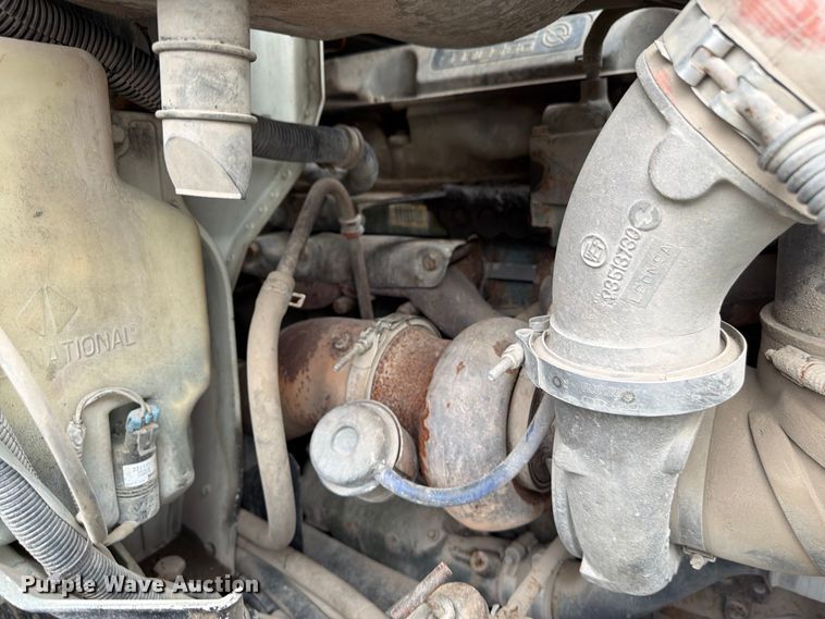 image for item FU4541 2000 International 9100i semi truck